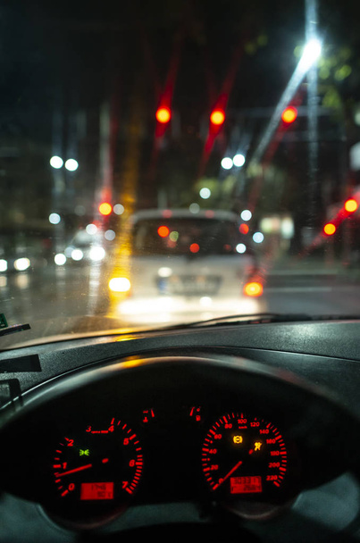 Car dashboard and window at night. Traffic lights - Foto, Imagem