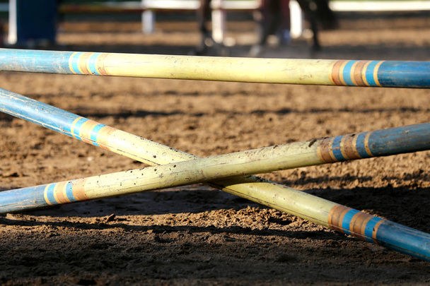 Foto colorida de obstáculos ecuestres. Campo vacío para competición de saltos de caballos
 - Foto, imagen