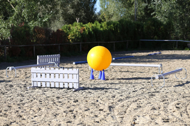 Foto em posição horizontal de obstáculos para treinamentos de equitação
 - Foto, Imagem