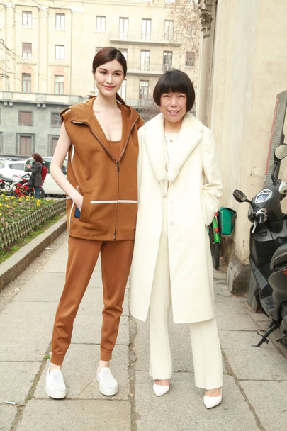 Le mannequin chinois He Sui, à gauche, assiste au défilé Max Mara lors de la Fashion Week de Milan Automne / Hiver 2017 à Milan, Italie, 23 février 2017
. - Photo, image