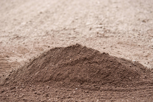 Куча плодородной почвы в поле
 - Фото, изображение