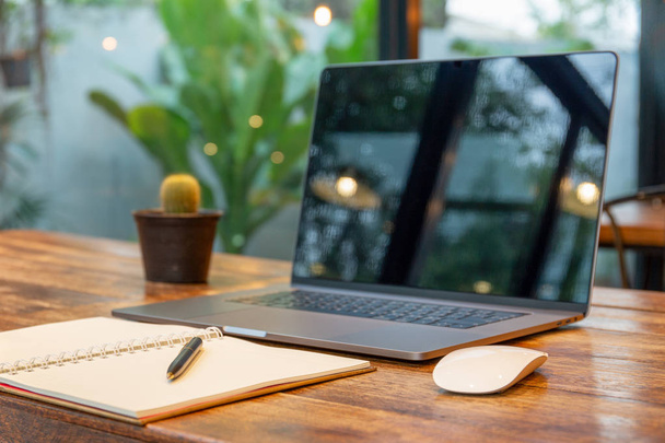 Ноутбук із порожнього простору і ручку з портативного комп'ютера і бездротову мишу на дерев'яні таблиці - Фото, зображення