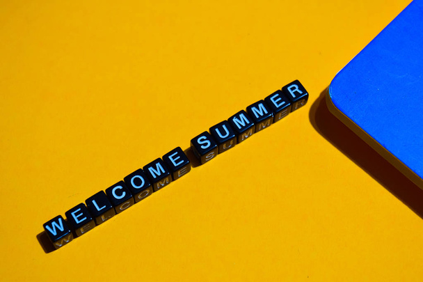Vítáme vás v létě na dřevěných bloků. obchodní koncept na pozadí - Fotografie, Obrázek