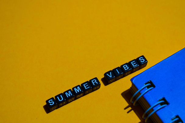 Yaz vibes ahşap bloklar. turuncu zemin üzerine iş kavramı - Fotoğraf, Görsel