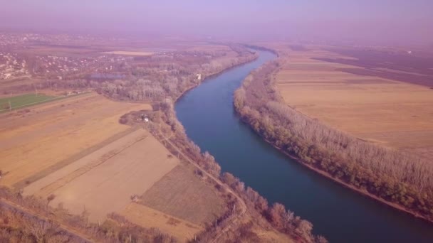 Powolne drone lot niebieski rzekę i gruntów rolnych. Dniestru, Republika Mołdawii. Widok z lotu ptaka 4 k - Materiał filmowy, wideo