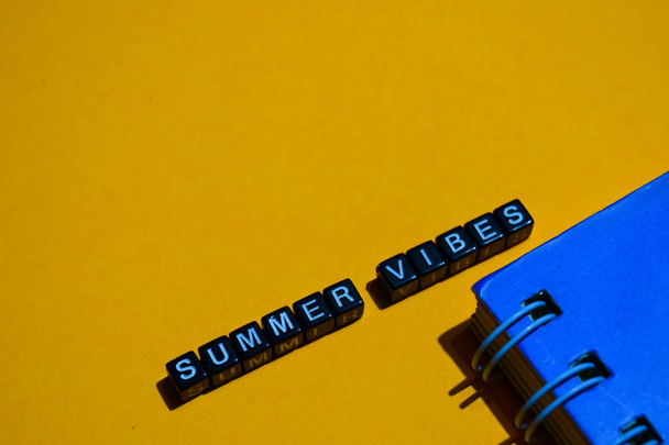 Vibrações de verão em blocos de madeira. conceito de negócio em fundo laranja
 - Foto, Imagem