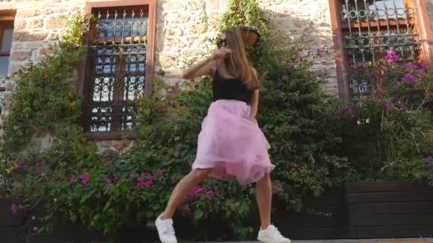 Fashion lifestyle portrait of young woman in tulle skirt - Filmagem, Vídeo