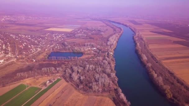 Langzame drone-vlucht over blauwe rivier en landbouwgronden. Dnjestr river, Moldavië Republiek. 4 k birds eye view - Video