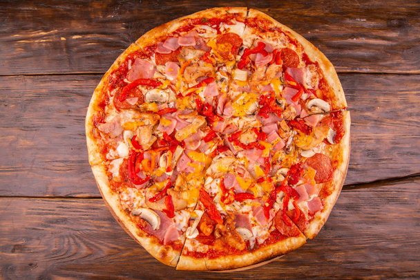Pepperoni tomatoes and sweet pepper pizza - Foto, afbeelding