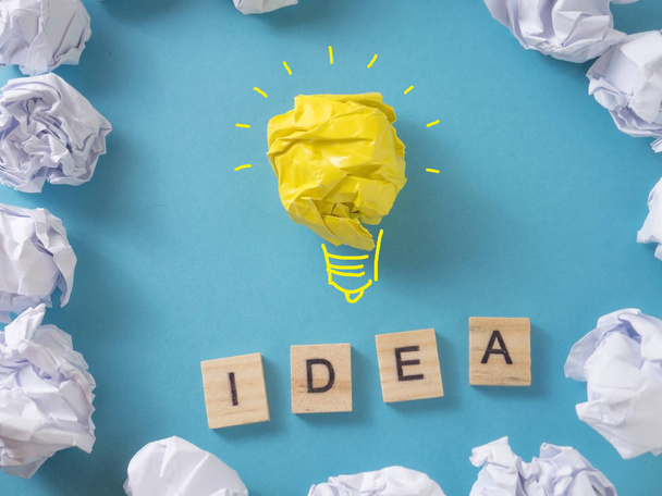 Idée ampoule lampe en papier sur fond bleu, concept de problème et de solution
 - Photo, image
