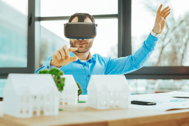 Careful engineer using virtual reality when working with miniatures - Фото, зображення