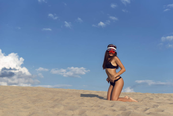 ブルネットの熱い砂の上を歩く - 写真・画像