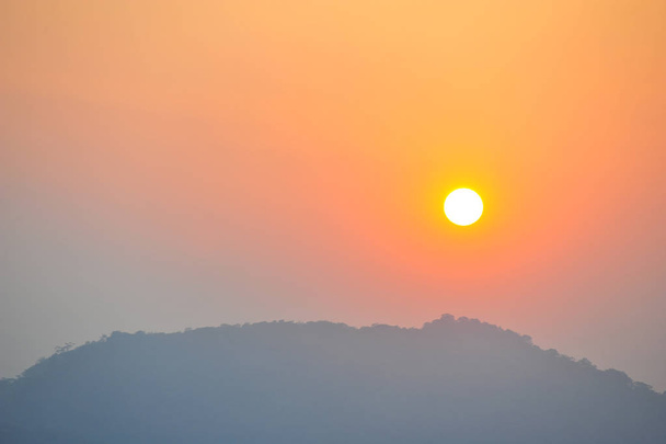arka plan ile güneş dağlarda alacakaranlıkta - Fotoğraf, Görsel