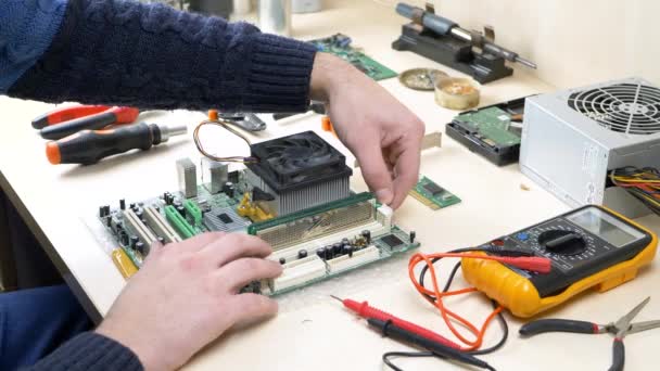 Computer von Hand reparieren und mit RAM-Speicher arbeiten - Filmmaterial, Video