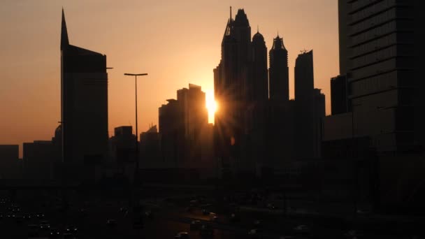 Dubain pilvenpiirtäjät auringonlaskun aikaan
 - Materiaali, video