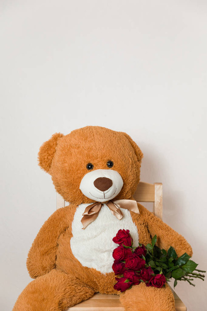 Valentines day background, empty text space, bear and red roses, romantic surprise gift - Fotografie, Obrázek