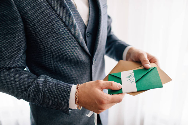 groom with Wedding invitation envelope  - Foto, imagen