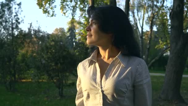 Portrait Beautiful Happy Woman Watching Sunset Smiling. Autumn Evening Golden Hour In Park - Materiał filmowy, wideo