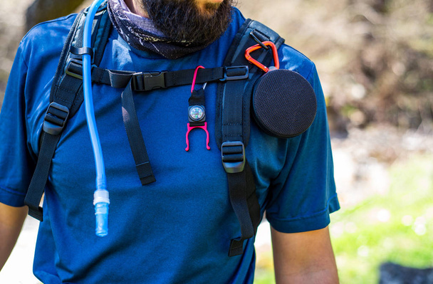 Escursionista attrezzato con altoparlante, bussola e tubo dell'acqua da vicino
 - Foto, immagini