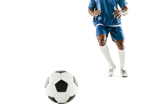 τα πόδια του close-up παίκτης ποδοσφαίρου που απομονώνονται σε λευκό - Φωτογραφία, εικόνα