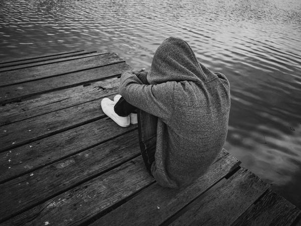 Чёрно-белый мужчина, сидящий на пирсе у озера. Один, одинокий, грустный.
. - Фото, изображение
