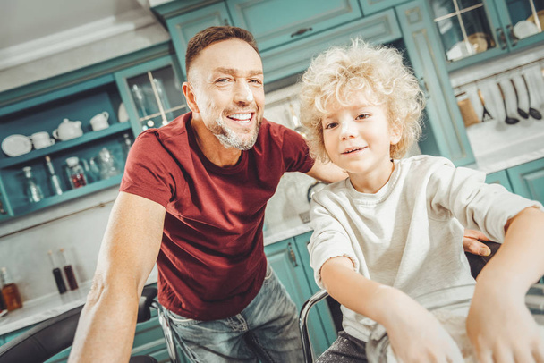 Dark-haired bearded father spending leisure time with his son - Foto, Bild