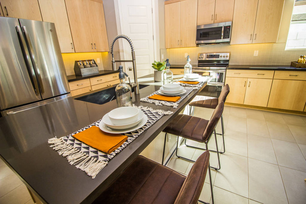 Ilha de cozinha moderna com configurações de lugar
 - Foto, Imagem