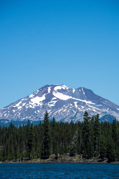 晴れた日にオレゴン州ベンドで夏にマウント バチェラーのビューを閉じます。まだ山に雪します。 - 写真・画像