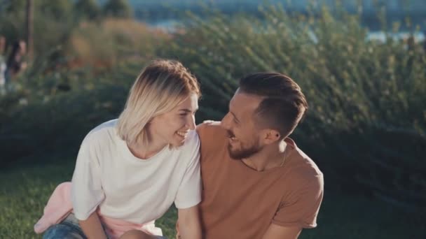Sorrindo jovem casal ao ar livre
 - Filmagem, Vídeo