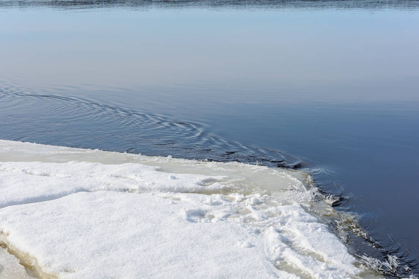 Derretimiento del hielo en el río a principios de primavera bajo los cálidos rayos del sol
 - Foto, Imagen