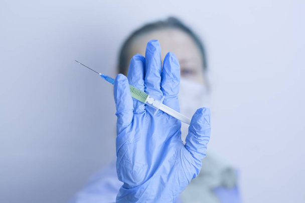 Концептуальный врач со шприцем от вакцины. Защита от бектера
 - Фото, изображение