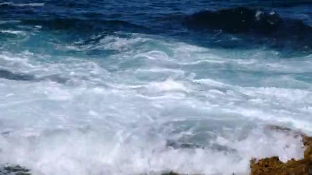 olas del mar rompiendo en las rocas - Metraje, vídeo