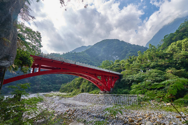 Όμορφο τοπίο φυσικού κάλλους του βουνού Ταρόκο με κόκκινο Shakadang γέφυρα στο Xiulin township, Χουαλιέν, Ταϊβάν. - Φωτογραφία, εικόνα