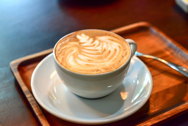 コーヒー カップ。木製の背景の白いカップにコーヒーのカップ  - 写真・画像