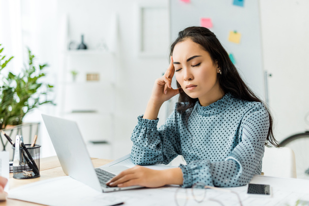 estresado asiático mujer de negocios sentado en computadora escritorio y tener dolor de cabeza en oficina
 - Foto, Imagen