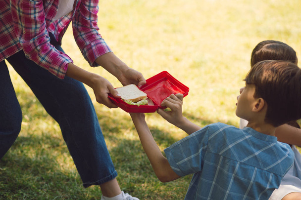 Teacher giving snack to kids - Фото, зображення