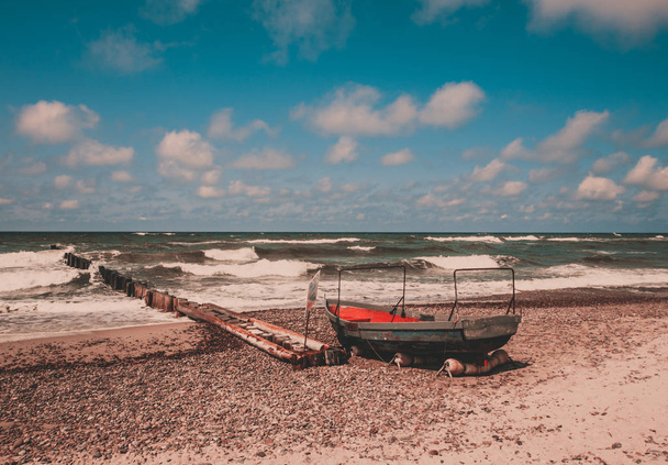 Régi rozsdás Halász csónak a parton, Curonian Spit, Litvánia - Fotó, kép