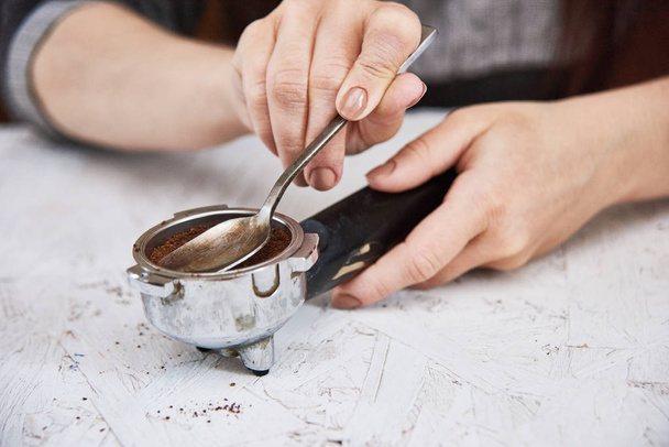 Préparation mélange de café pour expresso, femme fait du café
. - Photo, image
