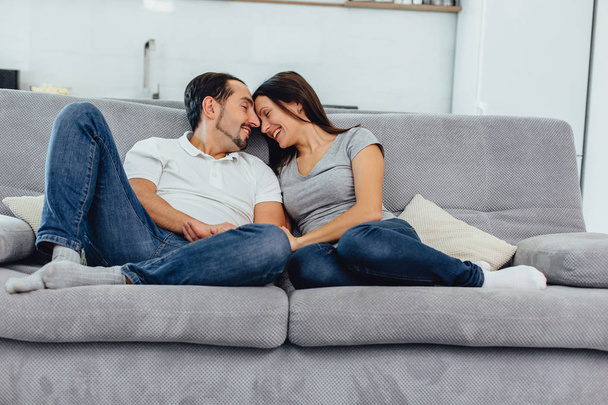 woman and man on the couch - Foto, Bild