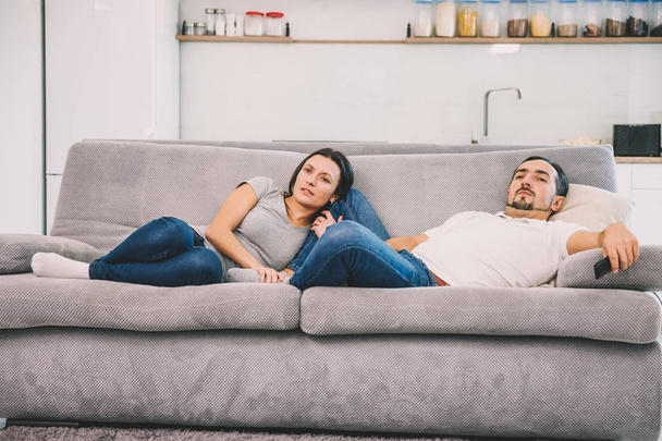 A husband and wife watch TV - Valokuva, kuva