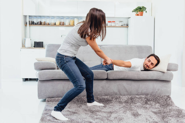 The wife throws her husband out of the sofa - Foto, Imagem