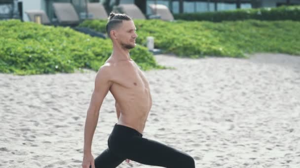Close-up van portret man permanent yoga houding en zijn handen bij elkaar te houden boven zijn hoofd - Video