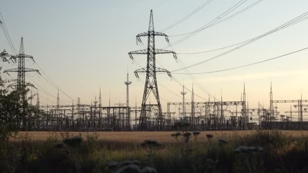 High Voltage Power Station bij zonsondergang - Video