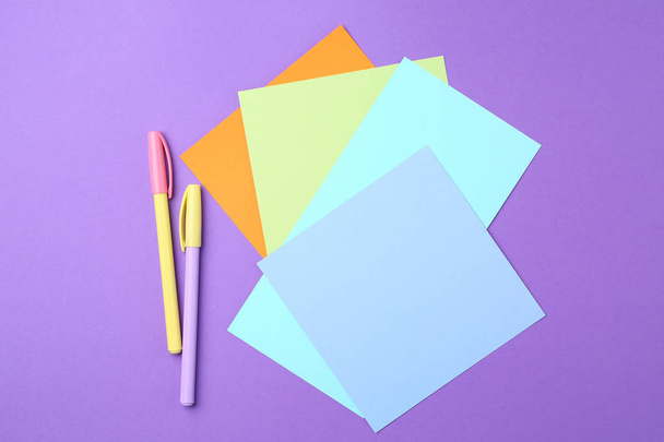 Autocollants en papier et feutres sur fond de couleur
 - Photo, image