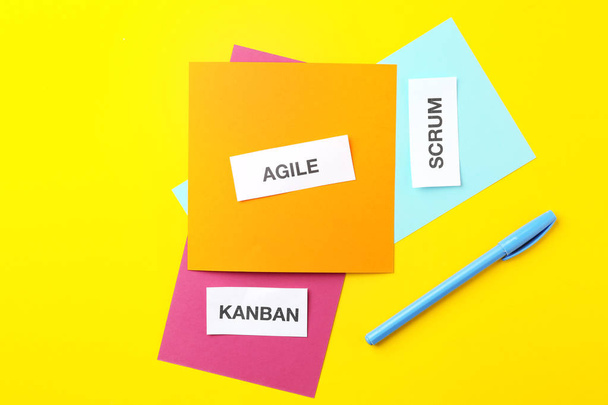 Papieren stickers met woorden Agile, Scrum, Kanban op kleur achtergrond - Foto, afbeelding