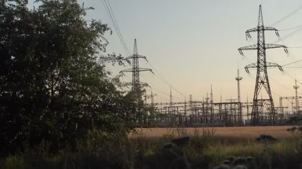 Central elétrica de alta tensão ao pôr do sol
 - Filmagem, Vídeo