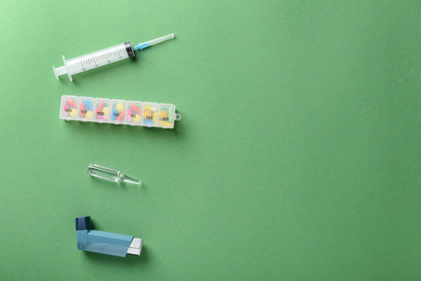 Set di farmaci su sfondo a colori. Concetto sanitario
 - Foto, immagini