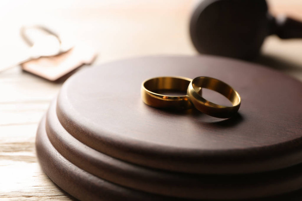Gyűrűk az asztalra, Vértes bíró marok. A válás fogalmát - Fotó, kép