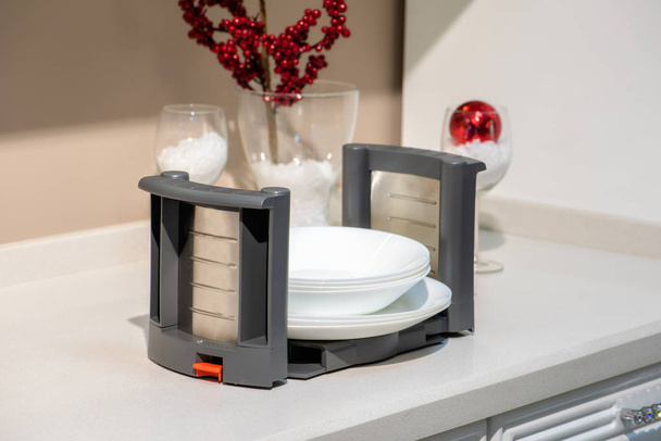 Tray for storage and transfer of plates. Interesting design solution. - Фото, зображення