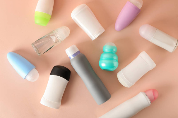 Desodorantes diferentes sobre fondo de color
 - Foto, imagen